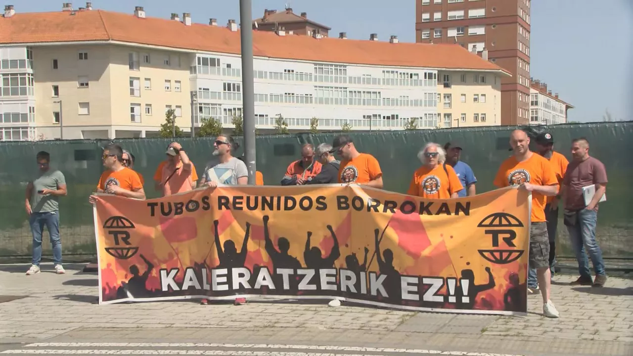 La plantilla de Tubos Reunidos se concentra en Lakua, previo a la reunión con la viceconsejera vasca de Trabajo