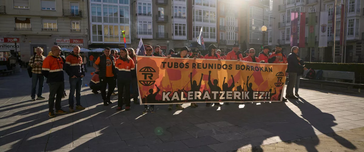 VITORIA, 18/03/2026.- Los trabajadores de la empresa Tubos Reunidos de Amurrio durante la concentración que han llevado a cabo este miércoles en Vitoria mientras se celebra un pleno de las Juntas Generales de Álava que trata su situación. EFE/Adrián Ruiz-Hierro
