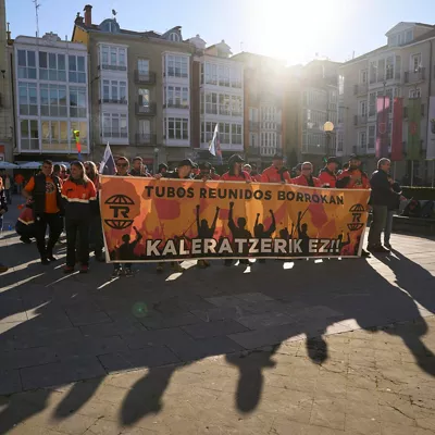VITORIA, 18/03/2026.- Los trabajadores de la empresa Tubos Reunidos de Amurrio durante la concentración que han llevado a cabo este miércoles en Vitoria mientras se celebra un pleno de las Juntas Generales de Álava que trata su situación. EFE/Adrián Ruiz-Hierro
