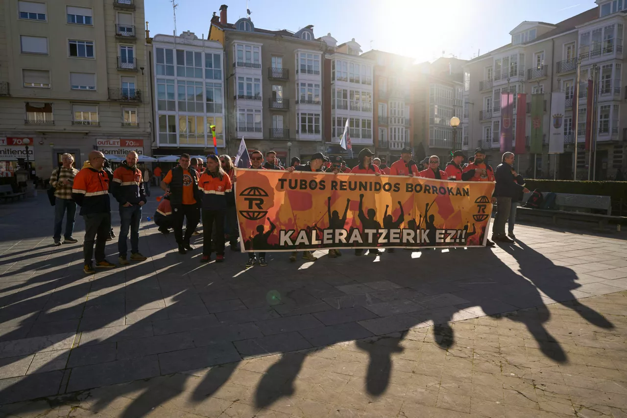 VITORIA, 18/03/2026.- Los trabajadores de la empresa Tubos Reunidos de Amurrio durante la concentración que han llevado a cabo este miércoles en Vitoria mientras se celebra un pleno de las Juntas Generales de Álava que trata su situación. EFE/Adrián Ruiz-Hierro
