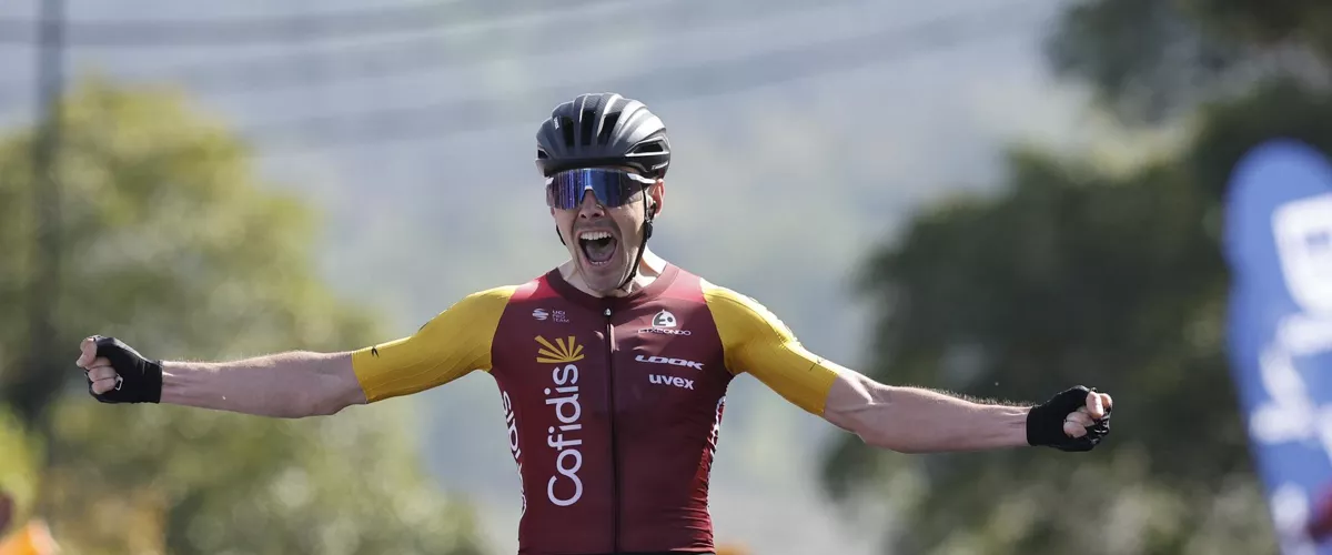 GRAFCAV1870. GALDAKAO, 09/04/2026.- El ciclista del Cofidis Alex Aramburu se ha proclamado vencedor de la cuarta etapa de la Vuelta Ciclista al País Vasco-Itzulia que se ha disputado este jueves con salida y meta en Galdakao (Bizkaia) y un recorrido de 167,2 kilómetros. EFE/ Miguel Toña
