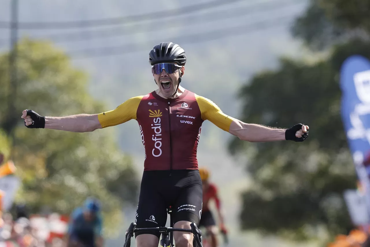 GRAFCAV1870. GALDAKAO, 09/04/2026.- El ciclista del Cofidis Alex Aramburu se ha proclamado vencedor de la cuarta etapa de la Vuelta Ciclista al País Vasco-Itzulia que se ha disputado este jueves con salida y meta en Galdakao (Bizkaia) y un recorrido de 167,2 kilómetros. EFE/ Miguel Toña
