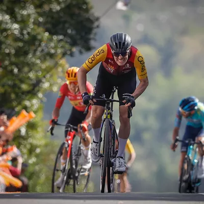 GRAFCAV1872. GALDAKAO, 09/04/2026.- El ciclista del Cofidis Alex Aramburu (c) se ha proclamado vencedor de la cuarta etapa de la Vuelta Ciclista al País Vasco-Itzulia, por delante de los corredores del UNO -X Mobility y XDS Astana, Tobias Holland Johannessen y Christian Scaroni, respectivamente, que se ha disputado este jueves con salida y meta en Galdakao (Bizkaia) y un recorrido de 167,2 kilómetros. EFE/ Miguel Toña
