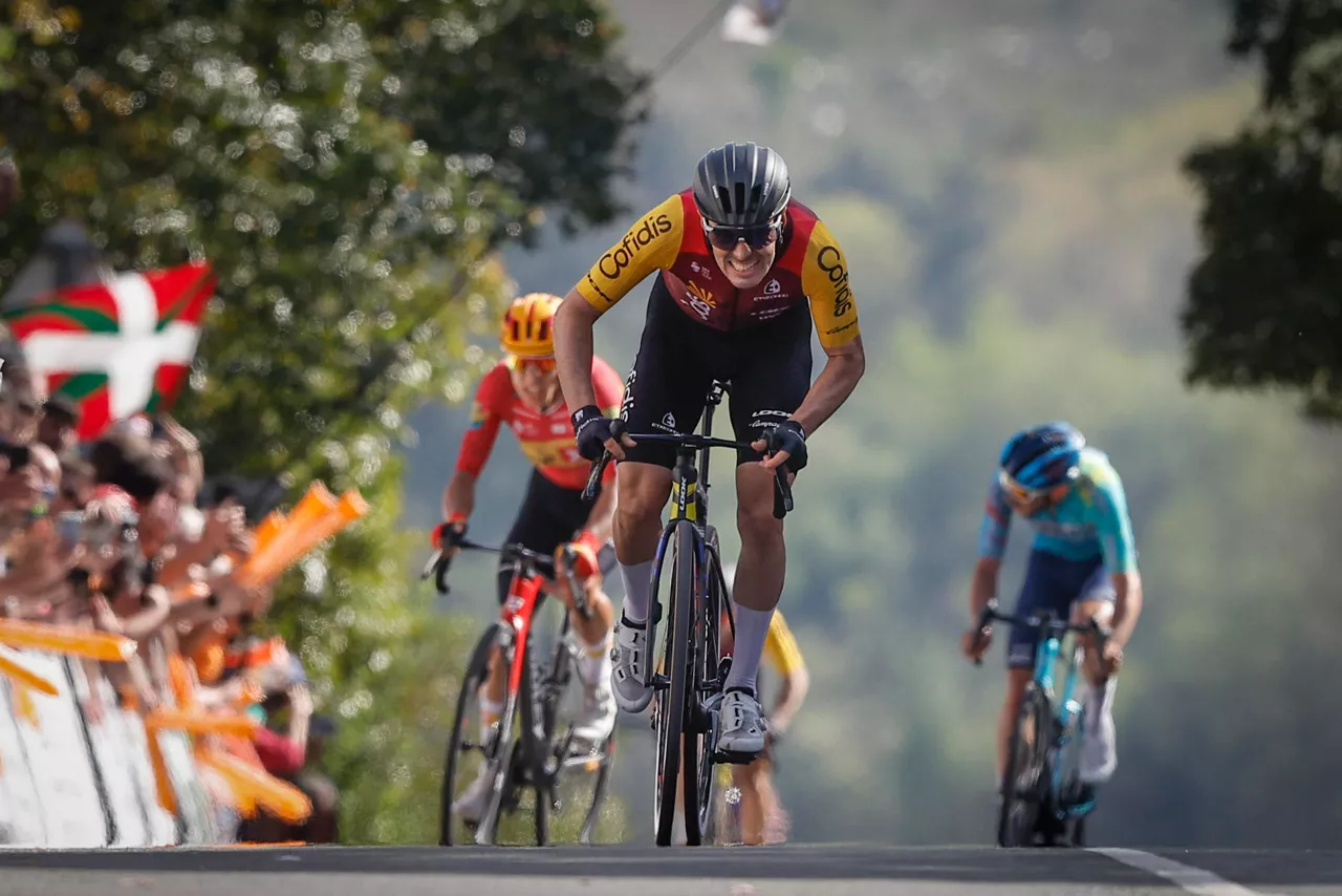 GRAFCAV1872. GALDAKAO, 09/04/2026.- El ciclista del Cofidis Alex Aramburu (c) se ha proclamado vencedor de la cuarta etapa de la Vuelta Ciclista al País Vasco-Itzulia, por delante de los corredores del UNO -X Mobility y XDS Astana, Tobias Holland Johannessen y Christian Scaroni, respectivamente, que se ha disputado este jueves con salida y meta en Galdakao (Bizkaia) y un recorrido de 167,2 kilómetros. EFE/ Miguel Toña
