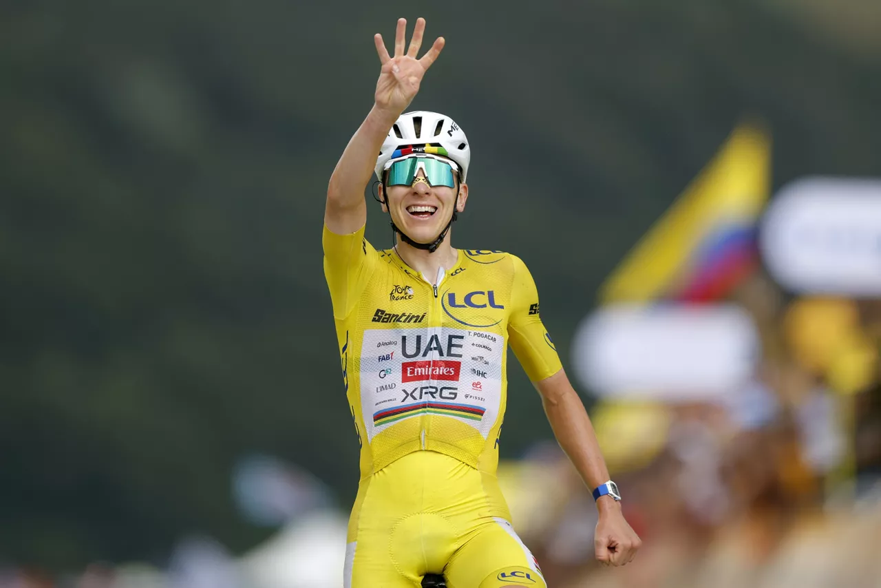 LE MARKSTEIN (France), 18/07/2026.- Yellow Jersey overall leader Slovenian cyclist Tadej Pogacar of UAE Team Emirates XRG celebrates as he crosses the finish line to win Stage 14 of the Tour de France, a 155.3 km route from Mulhouse to Le Markstein Fellering, France, 18 July 2026. (Ciclismo, Francia) EFE/EPA/GUILLAUME HORCAJUELO
