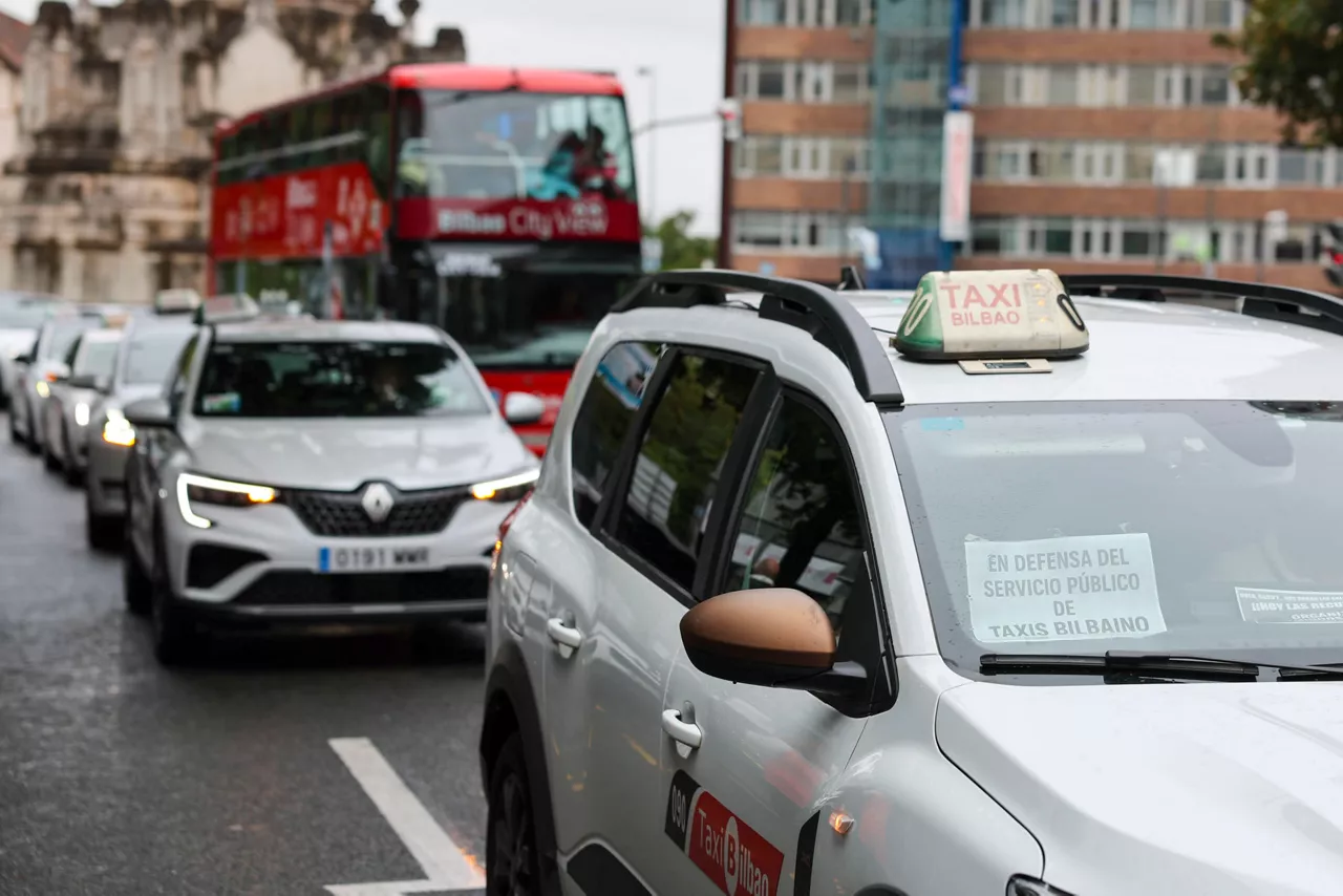 Taxis se manifiestan por las VTCs este lunes en Bilbao donde cerca de 200 taxistas han recorrido las sedes de las distintas instituciones en Bilbao por la competencia desleal de las nuevas plataformas. EFE/Luis Tejido
