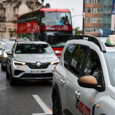 GRAFCAV2528. BILBAO, 08/09/2025.- Taxis se manifiestan por las VTCs este lunes en Bilbao donde cerca de 200 taxistas han recorrido las sedes de las distintas instituciones en Bilbao por la competencia desleal de las nuevas plataformas. EFE/Luis Tejido
