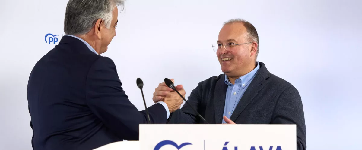 VITORIA (ESPAÑA), 13/12/2025.- El secretario general del PP, Miguel Tellado (d) junto al presidente popular vasco, Javier de Andrés (i) durante el almuerzo de Navidad que celebra este sábado en Vitoria el partido en Álava. EFE / L. Rico
