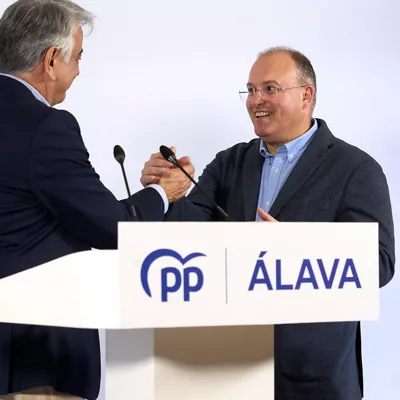 VITORIA (ESPAÑA), 13/12/2025.- El secretario general del PP, Miguel Tellado (d) junto al presidente popular vasco, Javier de Andrés (i) durante el almuerzo de Navidad que celebra este sábado en Vitoria el partido en Álava. EFE / L. Rico
