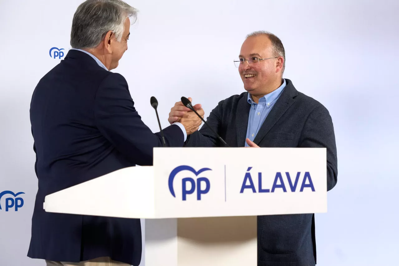 VITORIA (ESPAÑA), 13/12/2025.- El secretario general del PP, Miguel Tellado (d) junto al presidente popular vasco, Javier de Andrés (i) durante el almuerzo de Navidad que celebra este sábado en Vitoria el partido en Álava. EFE / L. Rico
