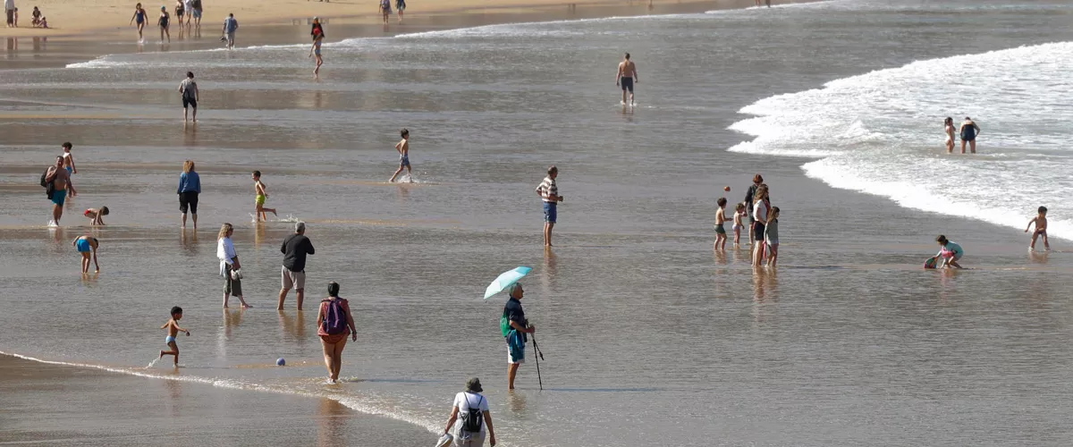 FOTODELDÍA GRAFCAV1831. SAN SEBASTIÁN (ESPAÑA), 08/04/2026.- Bañistas disfrutan de un dia soleado en la playa de la Concha de San Sebastián. Los cielos en el País Vasco estarán este miércoles parcialmente nubosos con nubes medias y altas, los vientos serán flojos a moderados del sureste y las temperaturas mínimas iniciarán un moderado a notable descenso en la vertiente cantábrica, donde también se producirá una bajada de las máximas. EFE/Juan Herrero.
