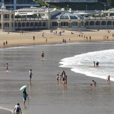 FOTODELDÍA GRAFCAV1831. SAN SEBASTIÁN (ESPAÑA), 08/04/2026.- Bañistas disfrutan de un dia soleado en la playa de la Concha de San Sebastián. Los cielos en el País Vasco estarán este miércoles parcialmente nubosos con nubes medias y altas, los vientos serán flojos a moderados del sureste y las temperaturas mínimas iniciarán un moderado a notable descenso en la vertiente cantábrica, donde también se producirá una bajada de las máximas. EFE/Juan Herrero.
