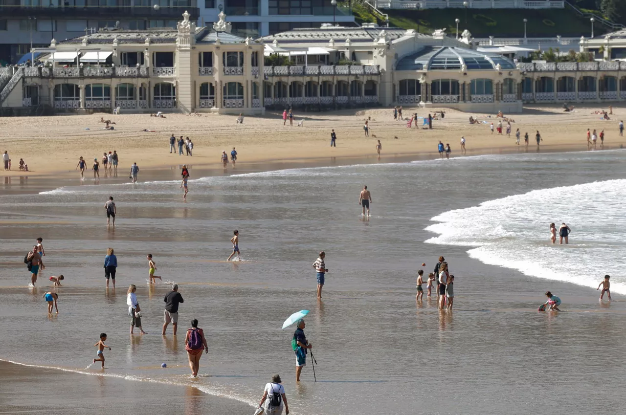 FOTODELDÍA GRAFCAV1831. SAN SEBASTIÁN (ESPAÑA), 08/04/2026.- Bañistas disfrutan de un dia soleado en la playa de la Concha de San Sebastián. Los cielos en el País Vasco estarán este miércoles parcialmente nubosos con nubes medias y altas, los vientos serán flojos a moderados del sureste y las temperaturas mínimas iniciarán un moderado a notable descenso en la vertiente cantábrica, donde también se producirá una bajada de las máximas. EFE/Juan Herrero.
