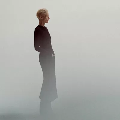 El Museo Guggenheim Bilbao y la marca de champán Dom Pérignon presentan la 'performance' 'House of Gestures', interpretada por Tilda Swinton y Olivier Saillard los próximos días 5 y 6 de junio en el Atrio del Museo.