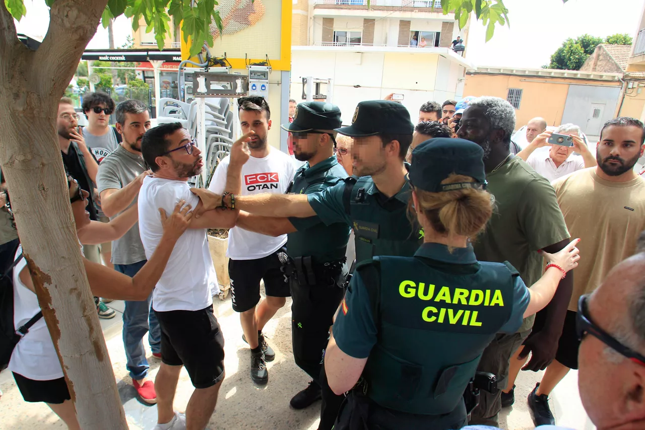 TORRE PACHECO (MURCIA), 15/07/2025.- Simpatizantes de Podemos y el periodista de Periosidta Libertad Periodista Digital, Bertrand Ndongo (2d), durante la visita que la secretaria general de Podemos, Ione Belarra, ha realizado a Torre Pacheco, junto a otros miembros de su partido, para mostrar su apoyo a los vecinos de la localidad tras los recientes episodios de violencia racista, este martes. EFE/ Morell
