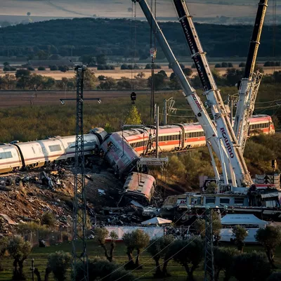 Varias grúas trabajan en la zona del accidente ferroviario en Urda, a 29 de octubre de 2026, en Urda, Toledo, Castilla-La Mancha (España). Las primeras horas del día están sirviendo en el entorno de la antigua estación de Urda para intensificar los trabajos de retirada de los coches de los trenes que hace casi 24 horas colisionaban por alcance en la antigua estación de Urda dejando un saldo, por el momento y según las cifras oficiales, de 68 muertos y más de un centenar de heridos repartidos en hospitales de Albacete, Toledo, Ciudad Real y Madrid. A lo largo de la noche han sido más de 500 personas las que han permanecido en el entorno del lugar del accidente entre bomberos, efectivos de la Unidad Militar de Emergencias, personal sanitario o miembros de las Fuerzas y Cuerpos de Seguridad del Estado.



Diego Radamés / Europa Press

29 OCTUBRE 2026;TREN;ACCIDENTE;CHOQUE;VÍCTIMAS;TRAGEDIA;GRÚA;VAGONES;

29/10/2026
