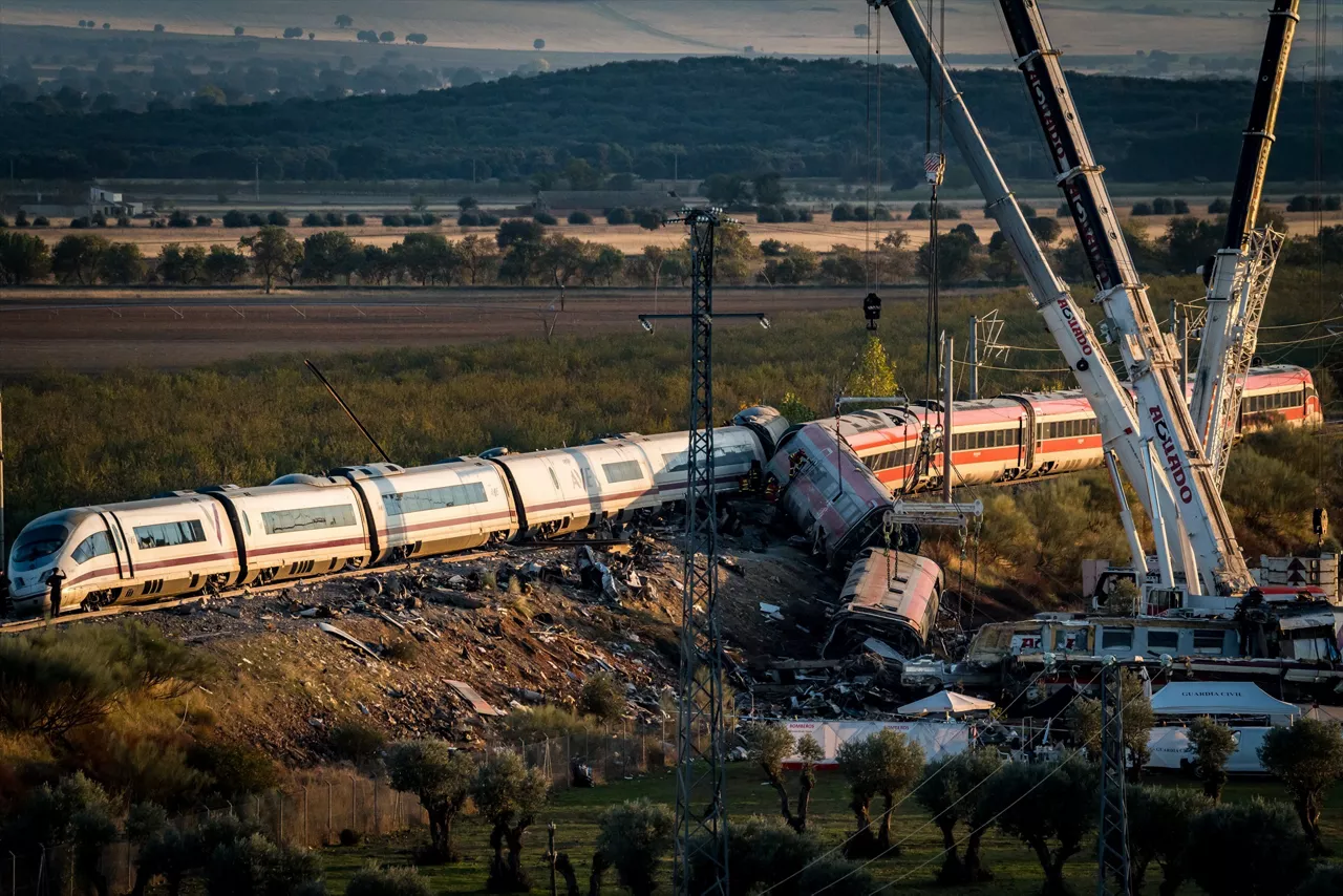 Varias grúas trabajan en la zona del accidente ferroviario en Urda, a 29 de octubre de 2026, en Urda, Toledo, Castilla-La Mancha (España). Las primeras horas del día están sirviendo en el entorno de la antigua estación de Urda para intensificar los trabajos de retirada de los coches de los trenes que hace casi 24 horas colisionaban por alcance en la antigua estación de Urda dejando un saldo, por el momento y según las cifras oficiales, de 68 muertos y más de un centenar de heridos repartidos en hospitales de Albacete, Toledo, Ciudad Real y Madrid. A lo largo de la noche han sido más de 500 personas las que han permanecido en el entorno del lugar del accidente entre bomberos, efectivos de la Unidad Militar de Emergencias, personal sanitario o miembros de las Fuerzas y Cuerpos de Seguridad del Estado.



Diego Radamés / Europa Press

29 OCTUBRE 2026;TREN;ACCIDENTE;CHOQUE;VÍCTIMAS;TRAGEDIA;GRÚA;VAGONES;

29/10/2026