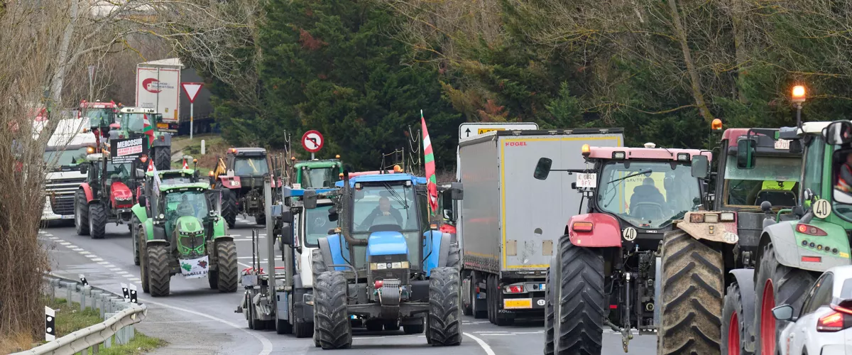 GRAFCAV8520. ARAIA (ÁLAVA) (ESPAÑA), 12/01/2026.- Los agricultores y ganaderos alaveses agrupados en la Asociación Treviño y Álava por el Campo (ATACA), han realizado este lunes una protesta contra el acuerdo comercial entre la Unión Europea y Mercosur cortando la carretera de acceso al polígono industrial de la localidad alavesa de Araia. EFE/Adrián Ruiz-Hierro
