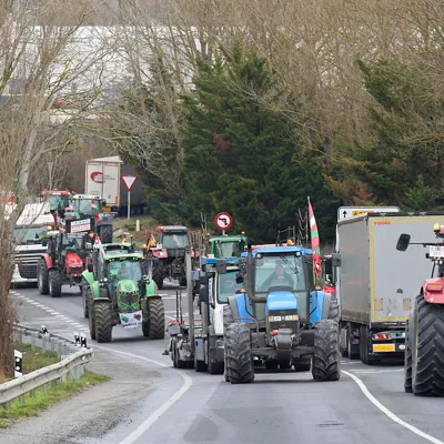 GRAFCAV8520. ARAIA (ÁLAVA) (ESPAÑA), 12/01/2026.- Los agricultores y ganaderos alaveses agrupados en la Asociación Treviño y Álava por el Campo (ATACA), han realizado este lunes una protesta contra el acuerdo comercial entre la Unión Europea y Mercosur cortando la carretera de acceso al polígono industrial de la localidad alavesa de Araia. EFE/Adrián Ruiz-Hierro
