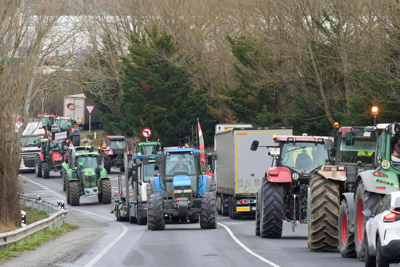 GRAFCAV8520. ARAIA (ÁLAVA) (ESPAÑA), 12/01/2026.- Los agricultores y ganaderos alaveses agrupados en la Asociación Treviño y Álava por el Campo (ATACA), han realizado este lunes una protesta contra el acuerdo comercial entre la Unión Europea y Mercosur cortando la carretera de acceso al polígono industrial de la localidad alavesa de Araia. EFE/Adrián Ruiz-Hierro
