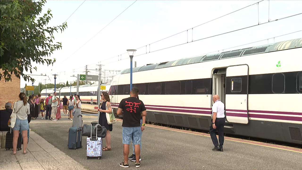 Un tren Alvia que hacía el recorrido Pamplona-Madrid se ha visto afectado este domingo debido a una avería en la catenaria, según ha informado Adif en la red social X.

La circulación ferroviaria entre las localidades navarras de Garínoain y Tafalla, en el trayecto Castejón - Estación de Pamplona, ha quedado suspendida debido a un enganchón en la catenaria.

El tren afectado es un Alvia 602 Pamplona-Madrid Puerta de Atocha. Se ha habilitado un plan alternativo de transporte por carretera para Trenes de Larga y Media Distancia y desvíos selectivos por La Rioja.
