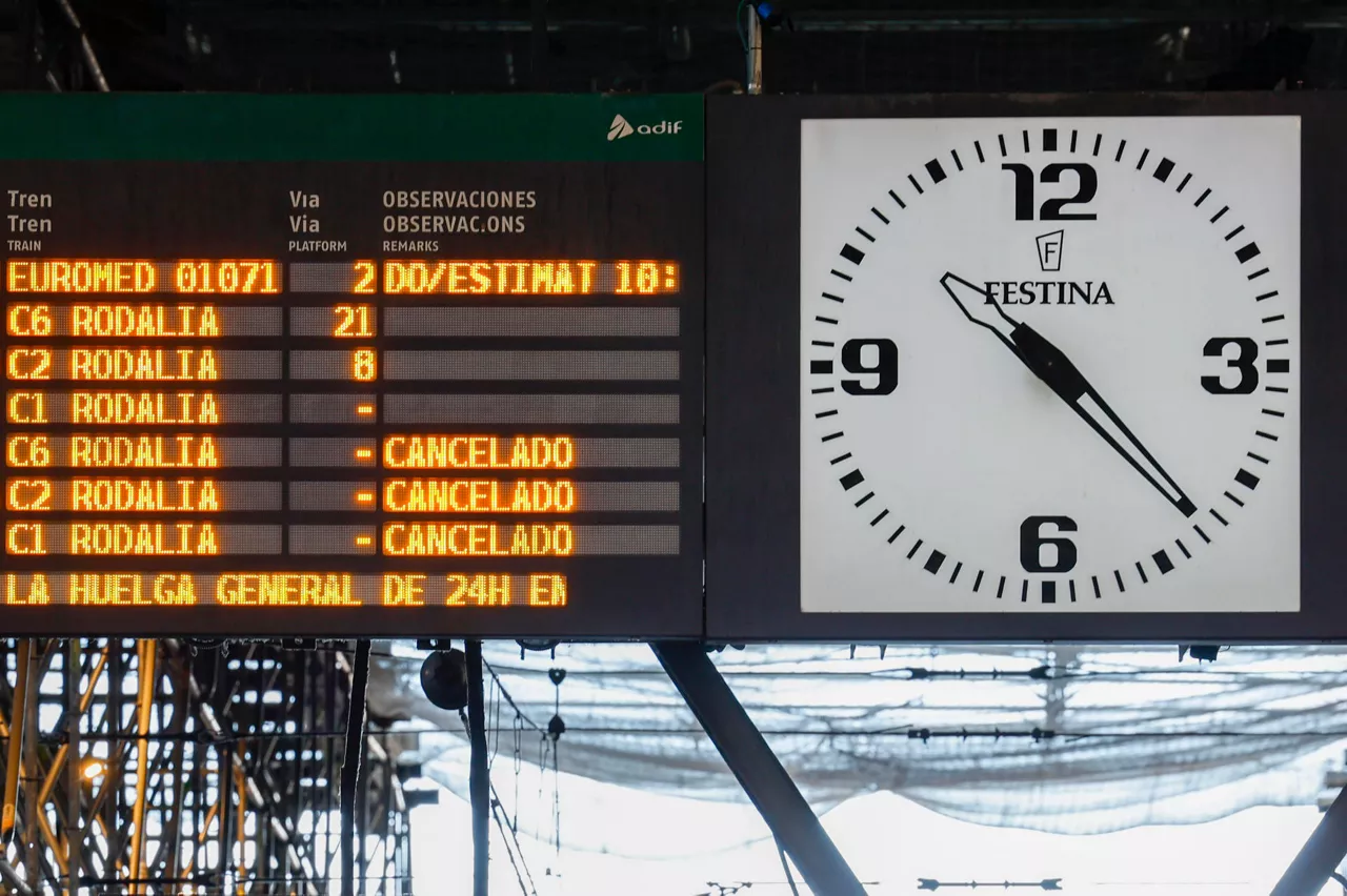 GRAFCVA1989. VALENCIA, 09/02/2026.- Detalle del cartel de salidas y llegadas en la Estación del Norte este lunes en el que el sector del ferrocarril inicia una huelga de tres días para exigir un cambio de modelo y recuperar los estándares de seguridad, tras los recientes accidentes en Adamuz (Córdoba) y Gelida (Barcelona), una reclamación anunciada por el sindicato de maquinistas Semaf y a la que ya se han adherido CCOO, el Sindicato Ferroviario y CGT. EFE/Ana Escobar
