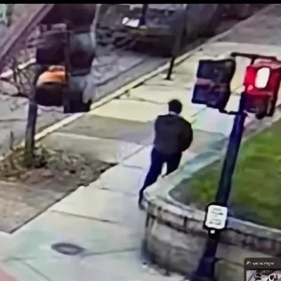 USA7178. PROVIDENCE (RI, EEUU), 14/12/2025.- Composición de dos capturas del vídeo difundido por el Departamento de Policía de Providence donde se ve la persona de interés en el caso del Tiroteo de la Universidad Brown en Providence, Rhode Island. Al menos dos personas fallecieron y ocho más resultaron heridas tras un tiroteo registrado este sábado en el campus de la Universidad de Brown en la ciudad de Providence, en el estado de Rhode Island, explicó el centro en un comunicado. EFE/Departamento de Policía de Providence /SOLO USO EDITORIAL /NO VENTAS /SOLO DISPONIBLE PARA ILUSTRAR LA NOTICIA QUE ACOMPAÑA /CRÉDITO OBLIGATORIO
