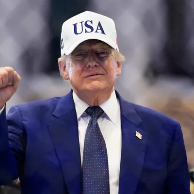WASHINGTON, DC (United States), 15/06/2026.- US President Donald Trump stands in the octagon after the UFC Freedom 250 event on the South Lawn of the White House in Washington, DC, USA, 15 June 2026. The mixed martial arts bouts are being held as part of President Trump's 80th birthday weekend activities. EFE/EPA/BONNIE CASH / POOL
