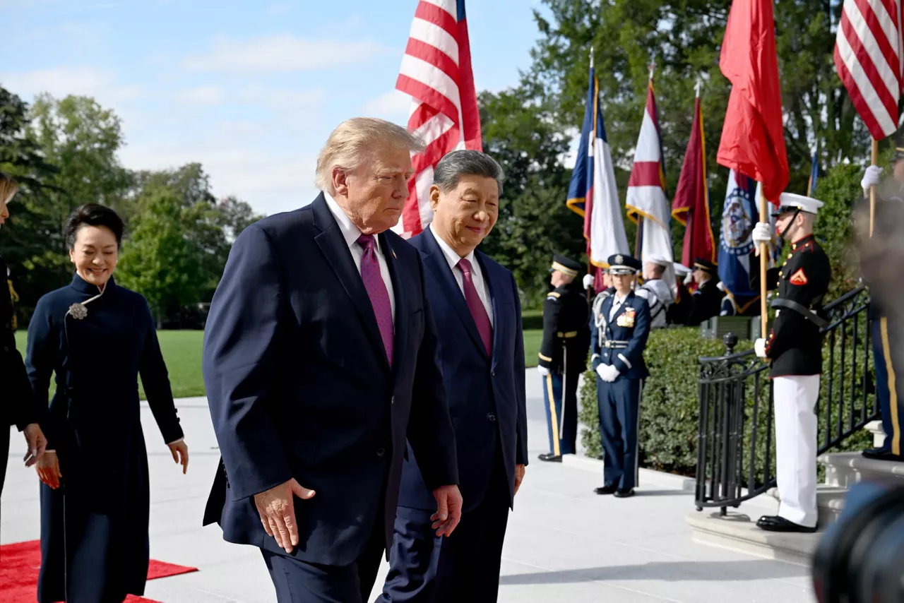 Washington (United States), 24/09/2026.- United States President Donald J Trump welcomes Chinese President Xi Jinping on the South Portico of the White House in Washington, DC, USA, 24 September 2026. President Xi is on a three-day state visit, marking his first trip to DC in 11 years. (Estados Unidos) EFE/EPA/Annabelle Gordon / POOL
