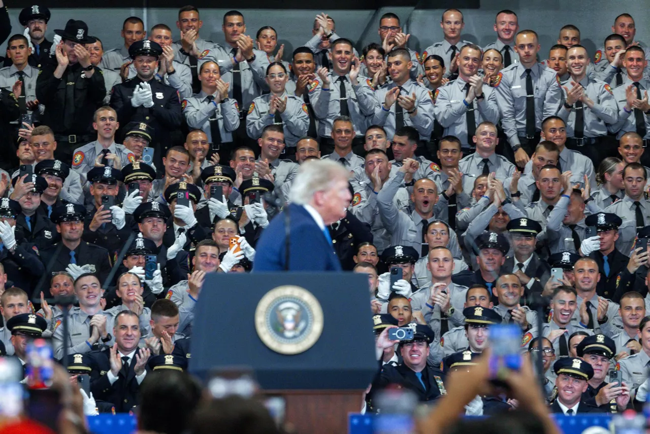 NASSAU COUNTY (United States), 15/08/2026.- Law enforcement members and academy cadets cheer after US President Donald Trump's speech on safety at the Nassau County Police Academy in Garden City, Nassau County, New York, USA, 14 August 2026. Trump used the event to highlight newly released FBI crime data showing a decrease in violent crime across the nation for 2025. (Nueva York) EFE/EPA/OLGA FEDOROVA

