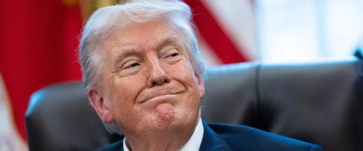 WASHINGTON (United States), 16/03/2026.- US President Donald Trump gives remarks to the media as he signs an executive order in the Oval Office of the White House in Washington, DC, USA, 16 March 2026. The order will formally launch a task force, led by Vice President JD Vance, to investigate fraud nationwide. EFE/EPA/AARON SCHWARTZ / POOL
