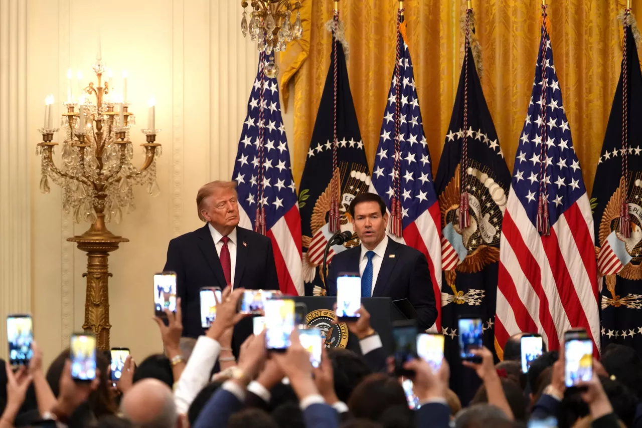 FOTODELDÍA AME1590. WASHINGTON (ESTADOS UNIDOS), 30/09/2026.- El secretario de Estado de Estados Unidos, Marco Rubio (d), habla junto al presidente de Estados Unidos, Donald Trump, durante la celebración del Mes de la Herencia Hispana este miércoles, en Washington (Estados Unidos). Trump celebra en la Casa Blanca el Mes de la Herencia Hispana, en la primera conmemoración de esta fecha durante su segundo mandato y a poco más de un mes de las elecciones de medio mandato, en un momento de baja aprobación presidencial y con la atención puesta en el voto latino. EFE/ Octavio Guzmán
