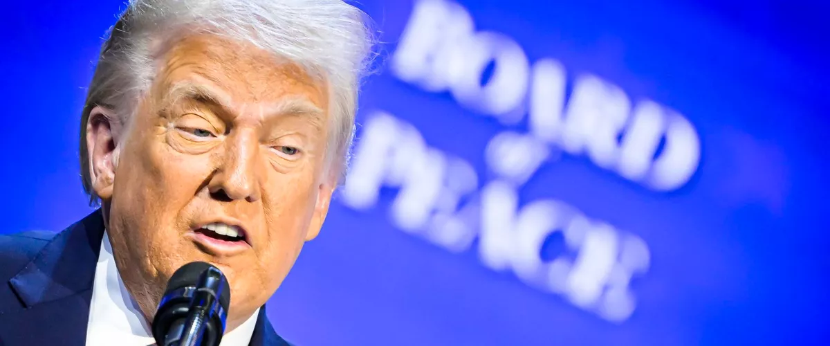 DAVOS (Switzerland), 22/01/2026.- US President Donald Trump speaks at the 'Board of Peace' meeting during the 56th annual meeting of the World Economic Forum (WEF), in Davos, Switzerland, 22 January 2026. The 2026 summit, running from 19 to 23 January and held under the theme 'A Spirit of Dialogue,' brings together global political leaders, corporate executives, and scientists to address international challenges. (Suiza) EFE/EPA/GIAN EHRENZELLER
