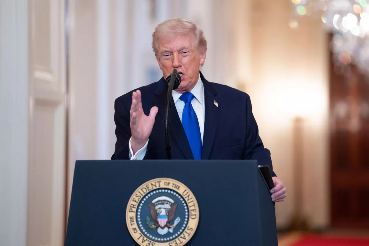 Washington (United States of America), 23/02/2026.- US President Donald Trump delivers remarks during the 'Angel Families Remembrance Ceremony' in the East Room of the White House in Washington, DC, USA, 23 February 2026. The event honors 'Angel Families,' those who have lost loved ones to crimes committed by undocumented immigrants or individuals in the country illegally. EFE/EPA/AARON SCHWARTZ / POOL
