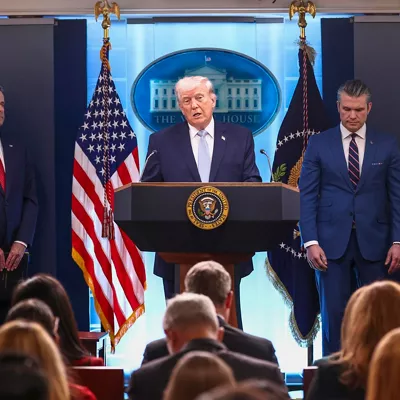 WASHINGTON (United States), 06/04/2026.- US President Donald Trump, along with Secretary of Defense Pete Hegseth (2-L), Chairman of the Joint Chiefs of Staff General Dan Caine (R), and CIA Director John Ratcliffe (L), briefs the media on Iran from the White House in Washington, DC, USA, 06 April 2026. EFE/EPA/JIM LO SCALZO
