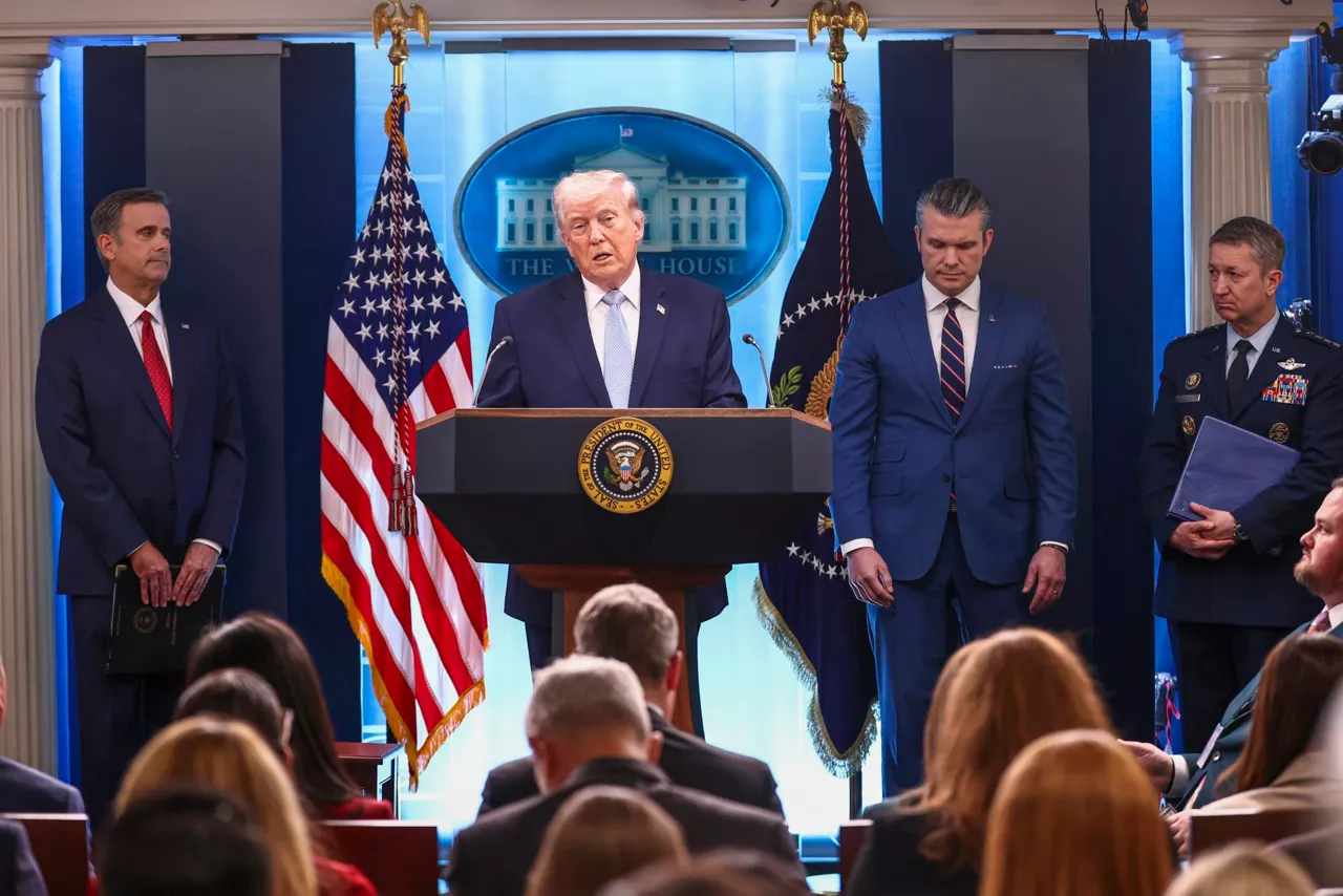 WASHINGTON (United States), 06/04/2026.- US President Donald Trump, along with Secretary of Defense Pete Hegseth (2-L), Chairman of the Joint Chiefs of Staff General Dan Caine (R), and CIA Director John Ratcliffe (L), briefs the media on Iran from the White House in Washington, DC, USA, 06 April 2026. EFE/EPA/JIM LO SCALZO
