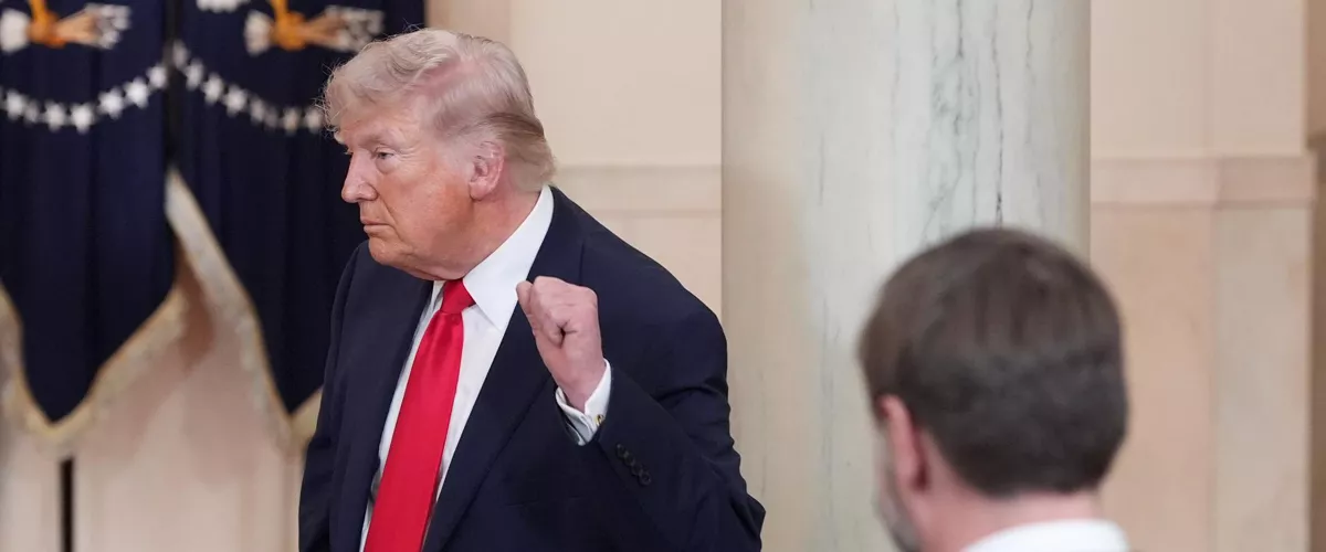 Washington (United States), 01/04/2026.- US Vice President JD Vance (R) watches as US President Donald J. Trump (L) gestures after speaking about the Iran war from the Cross Hall of the White House in Washington, DC, USA, 01 April 2026. EFE/EPA/ALEX BRANDON / POOL
