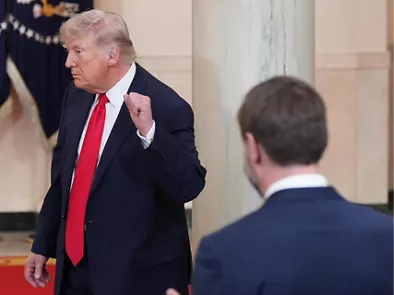 Washington (United States), 01/04/2026.- US Vice President JD Vance (R) watches as US President Donald J. Trump (L) gestures after speaking about the Iran war from the Cross Hall of the White House in Washington, DC, USA, 01 April 2026. EFE/EPA/ALEX BRANDON / POOL 