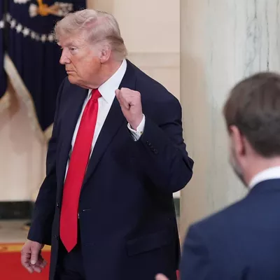Washington (United States), 01/04/2026.- US Vice President JD Vance (R) watches as US President Donald J. Trump (L) gestures after speaking about the Iran war from the Cross Hall of the White House in Washington, DC, USA, 01 April 2026. EFE/EPA/ALEX BRANDON / POOL
