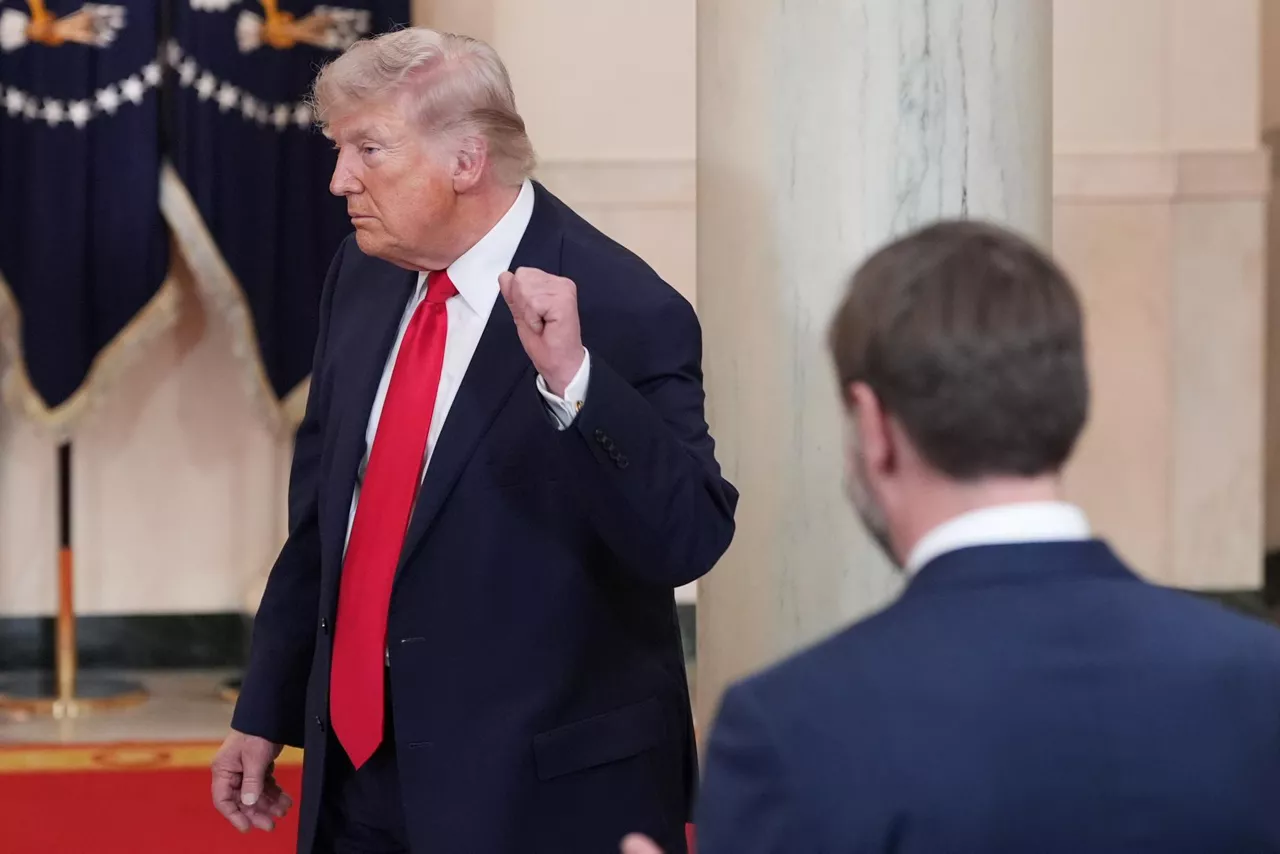 Washington (United States), 01/04/2026.- US Vice President JD Vance (R) watches as US President Donald J. Trump (L) gestures after speaking about the Iran war from the Cross Hall of the White House in Washington, DC, USA, 01 April 2026. EFE/EPA/ALEX BRANDON / POOL
