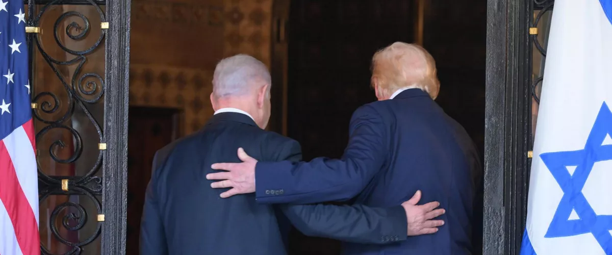 AME981. MIAMI (ESTADOS UNIDOS), 29/12/2025.- Fotografía cedida por la oficina del primer ministro israelí (GPO), Benjamín Netanyahu, que muestra al presidente de Estados Unidos, Donald Trump (d), ingresando junto a Netanyahu (i) a una reunión este lunes, en Miami (EE.UU.). Trump dijo respecto a un posible indulto para Netanyahu, en un caso de corrupción, que él cree que "es un primer ministro en tiempo de guerra". EFE/ Oficina del primer ministro (GPO) /SOLO USO EDITORIAL/NO VENTAS/SOLO DISPONIBLE PARA ILUSTRAR LA NOTICIA QUE ACOMPAÑA (CRÉDITO OBLIGATORIO)
