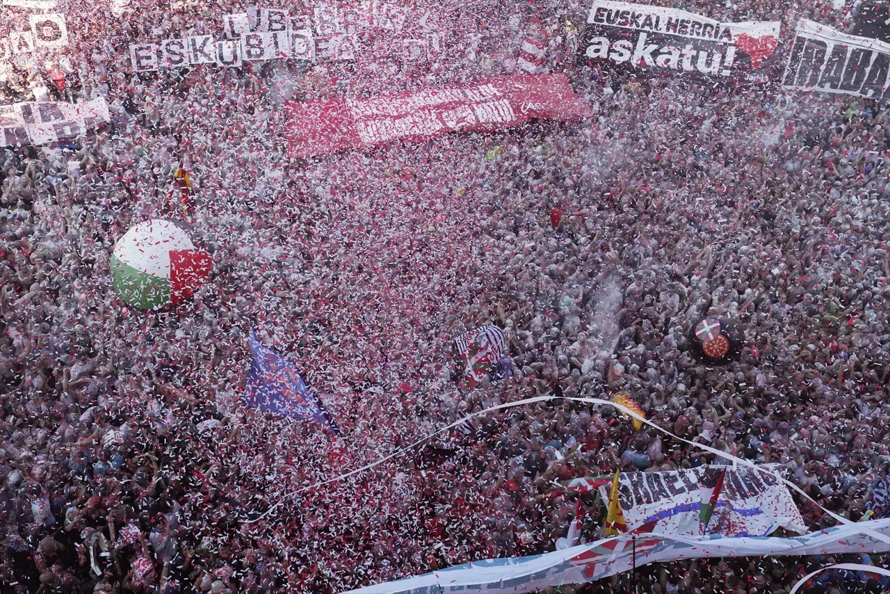(Foto de ARCHIVO)

Decenas de personas durante el pregón y el lanzamiento del txupín de la Semana Grande de Bilbao, a 22 de agosto de 2026, en Bilbao, Vizcaya, País Vasco (España). Durante el acto se recibe a ‘Marijaia’ la representativa señora de las fiestas de Bilbao y se procede a la lectura del pregón con el que se da el txupinazo para una celebración que se alarga durante toda una semana.



H.Bilbao / Europa Press

22 AGOSTO 2026;EUSKADI;CHUPINAZO;ASTE NAGUSIA;FIESTA;FESTEJO;BILBO;PREGÓN;

22/8/2026