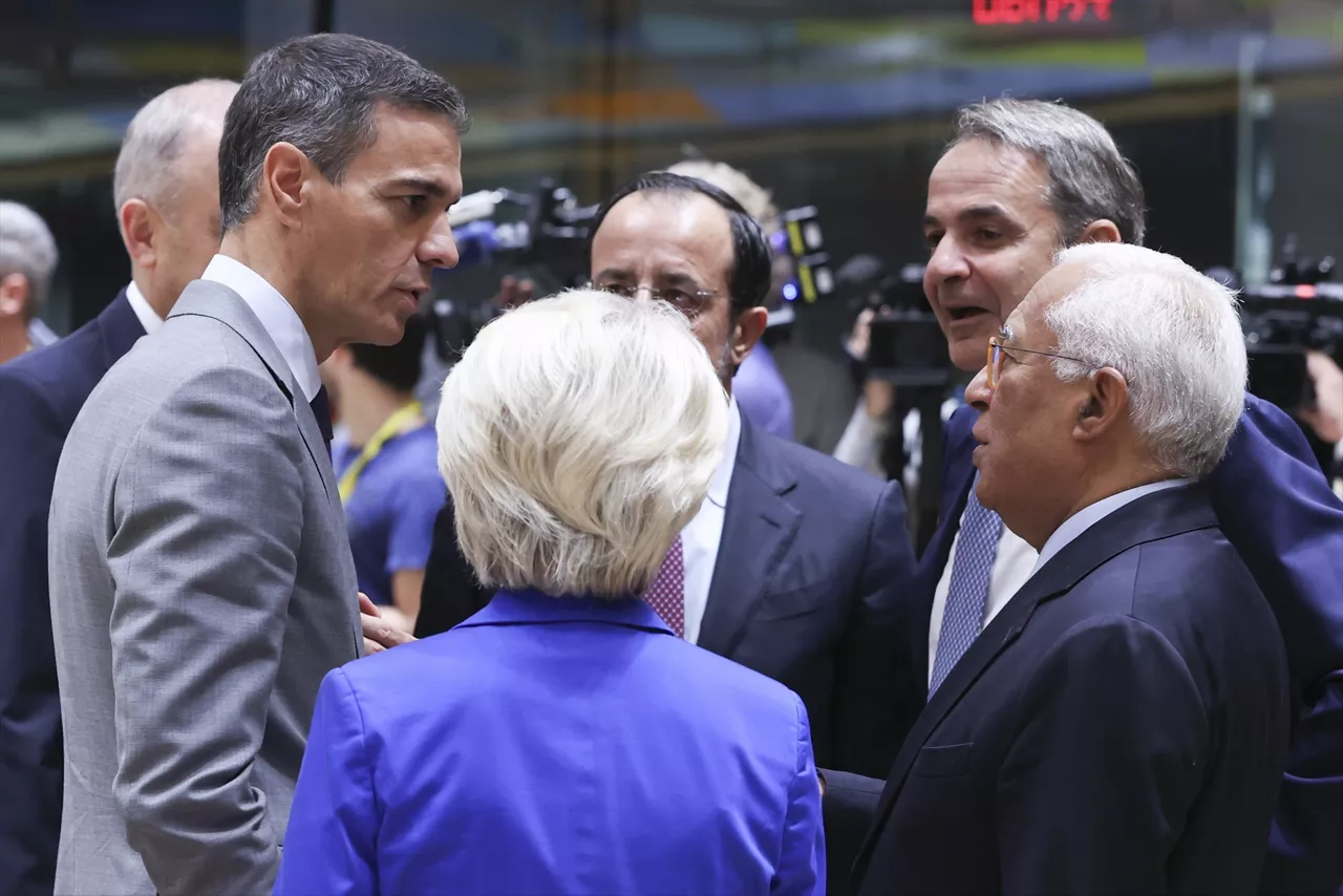 El presidente del Gobierno, Pedro Sánchez, junto a la presidenta de la Comisión Europea, Ursula von der Leyen, el presidente del Consejo Europeo, António Costa, durante el Consejo Europeo



REMITIDA / HANDOUT por FRANCOIS LENOIR

Fotografía remitida a medios de comunicación exclusivamente para ilustrar la noticia a la que hace referencia la imagen, y citando la procedencia de la imagen en la firma

16/10/2026