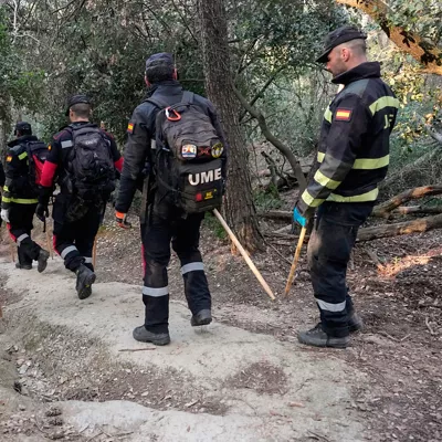 FOTODELDÍA GRAFCAT5279. CERDANYOLA DEL VALLÈS (BARCELONA), 03/12/2025.- Miembros de la Unidad Militar de Emergencia (UME) trabajan en el rastreo de la 'zona cero' del brote de peste porcina africana (PPA) detectada en Barcelona, donde ya se han confirmado nueve jabalíes muertos por esta infección, todos en el municipio de Cerdanyola del Vallès (Barcelona), con el objetivo de que el patógeno, muy resistente, no salga del perímetro y no se expanda a otros espacios, como granjas de cerdos. EFE/Enric Fontcuberta

