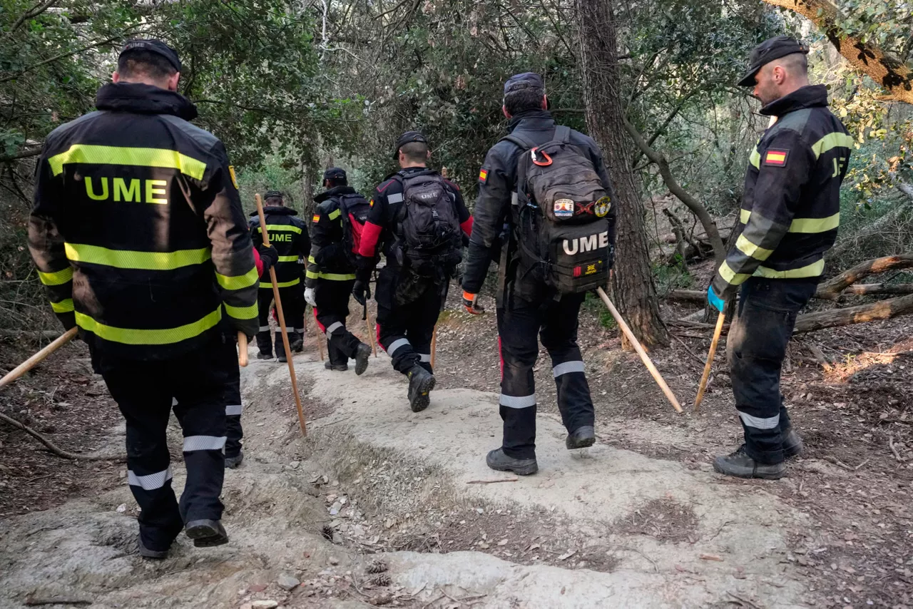 FOTODELDÍA GRAFCAT5279. CERDANYOLA DEL VALLÈS (BARCELONA), 03/12/2025.- Miembros de la Unidad Militar de Emergencia (UME) trabajan en el rastreo de la 'zona cero' del brote de peste porcina africana (PPA) detectada en Barcelona, donde ya se han confirmado nueve jabalíes muertos por esta infección, todos en el municipio de Cerdanyola del Vallès (Barcelona), con el objetivo de que el patógeno, muy resistente, no salga del perímetro y no se expanda a otros espacios, como granjas de cerdos. EFE/Enric Fontcuberta

