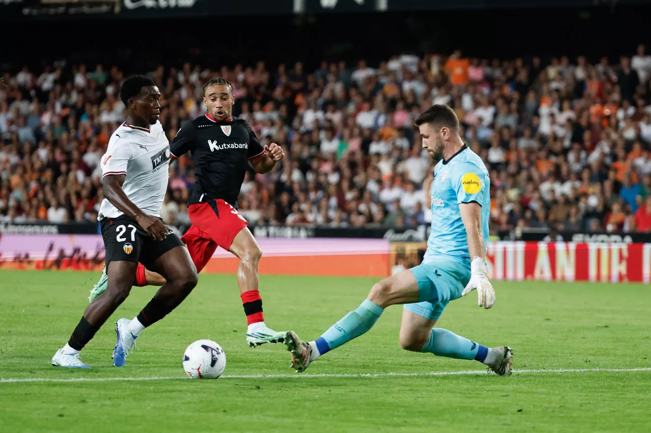 VALENCIA, 17/10/2026.- El delantero del Valencia David Otorbi (i) intenta superar a Unai Simón, guardameta del Athletic Club, durante el partido de la jornada 9 de LaLiga que Valencia CF y Athletic Club de Bilbao disputan este sábado en el estadio de Mestalla. EFE/Manuel Bruque
