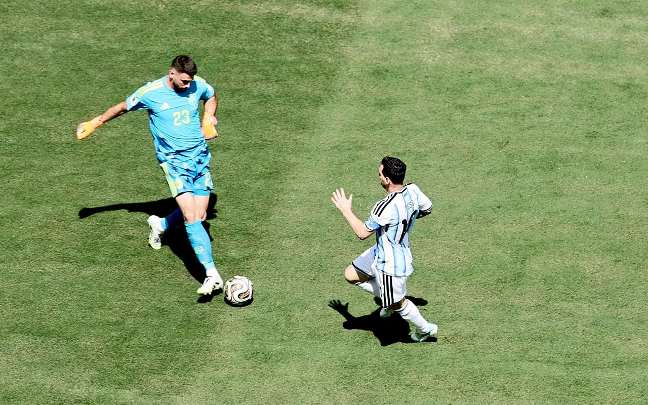 Unai Simón y Messi, frente a frente en un lance del partido. Foto: EFE