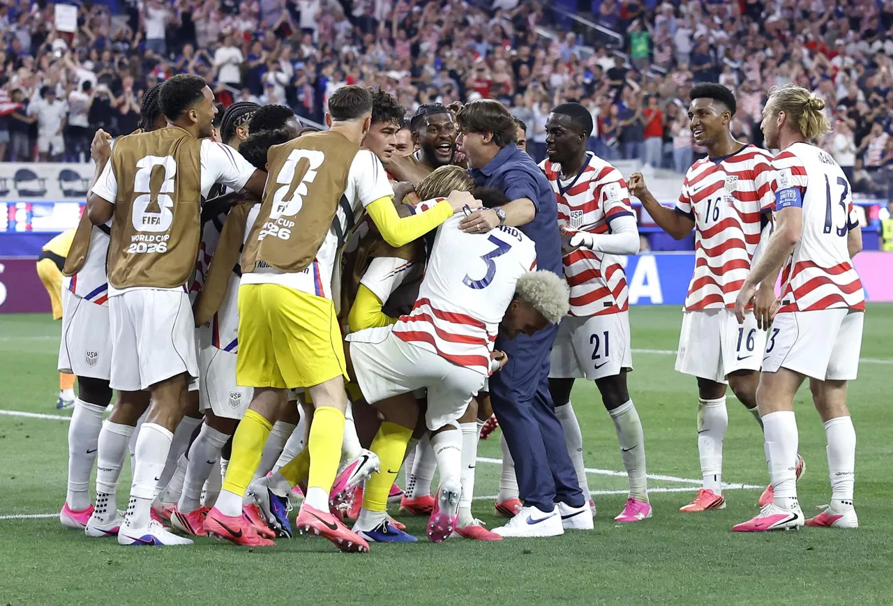 LOS ANGELES (United States), 13/06/2026.- USA head coach Mauricio Pochettino (C) and players celebrate after winning the FIFA World Cup 2026 group stage match USA against Paraguay, in Los Angeles, California, USA, 12 June 2026. USA won 4-1. EFE/EPA/CHRIS TORRES
