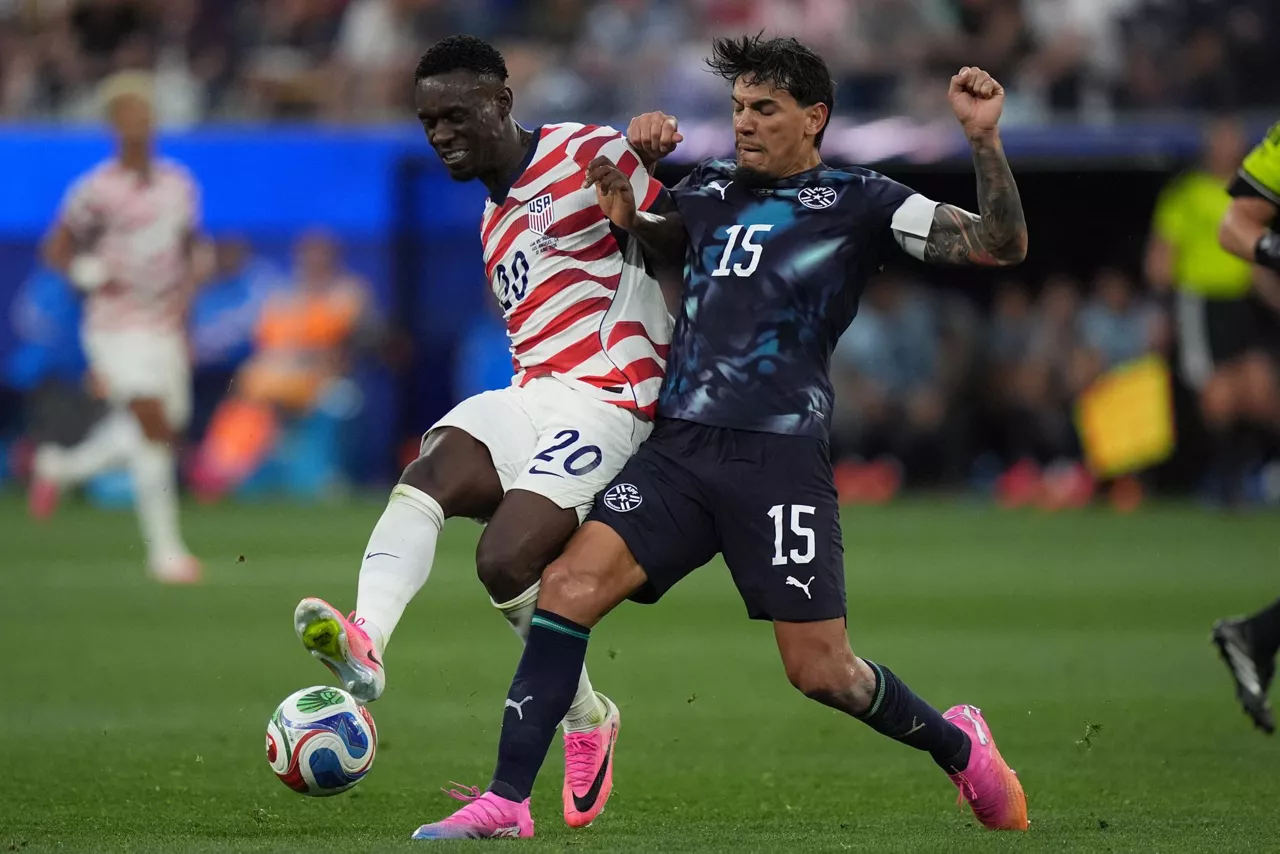 LOS ANGELES (United States), 13/06/2026.- Folarin Balogun of USA (L) in action against Gustavo Gomez of Paraguay (R) during the FIFA World Cup 2026 group stage match USA against Paraguay, in Los Angeles, California, USA, 12 June 2026. EFE/EPA/SCOTT STRAZZANTE
