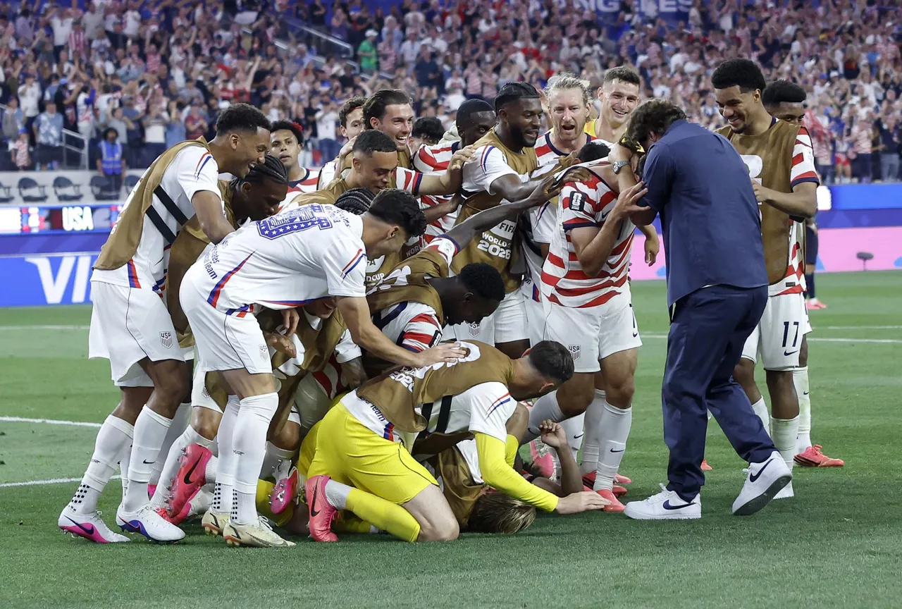 LOS ANGELES (United States), 13/06/2026.- USA head coach Mauricio Pochettino (R) and players celebrate after winning the FIFA World Cup 2026 group stage match USA against Paraguay, in Los Angeles, California, USA, 12 June 2026. USA won 4-1. EFE/EPA/CHRIS TORRES
